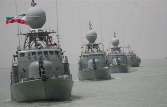 إيران: مدمرة حربية سترافق سفننا التجارية في البحر الأحمر