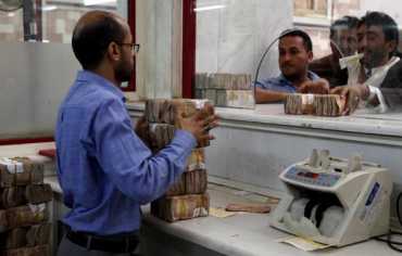 صراع المال يشتد في اليمن.. وتحذيرات من أزمة مصرفية