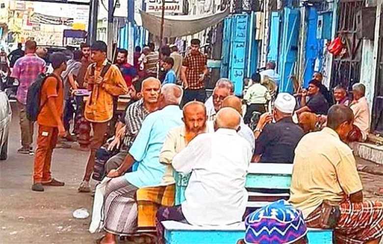 الحياة في عدن.. أهالي ونازحون وسط الأزمات وانهيار الخدمات