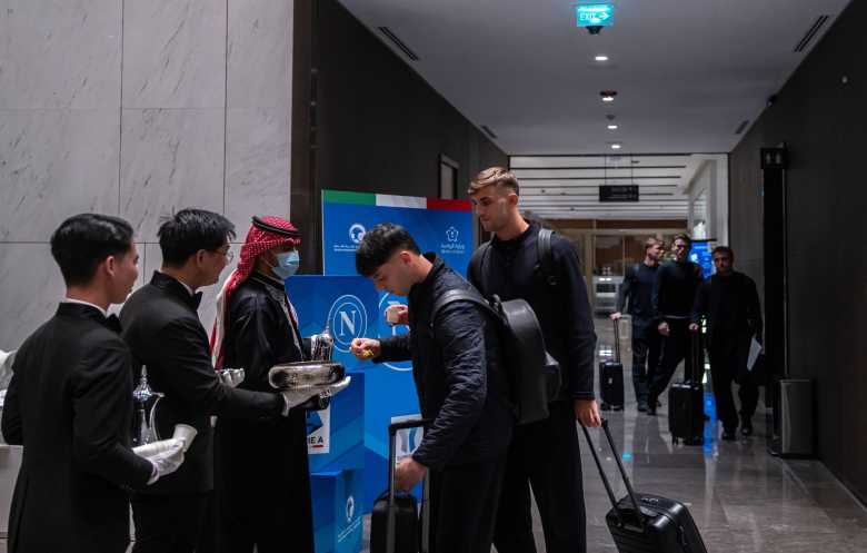 نابولي وميلان يدشنان الصراع على لقب «السوبر الإيطالي» بالسعودية