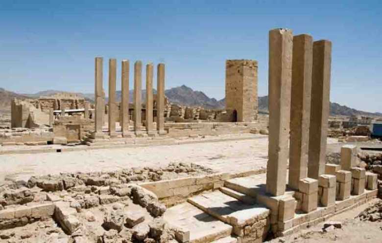 معبد أوام... نقش أثري يواجه الإهمال والنهب المنظم