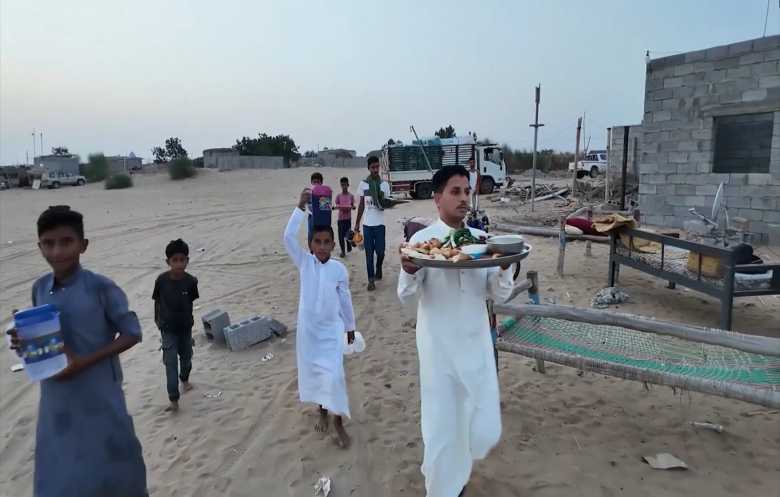 قبيل الأذان… أطفال يمنيون يتحولون إلى "شبكة توصيل" بين الأكواخ