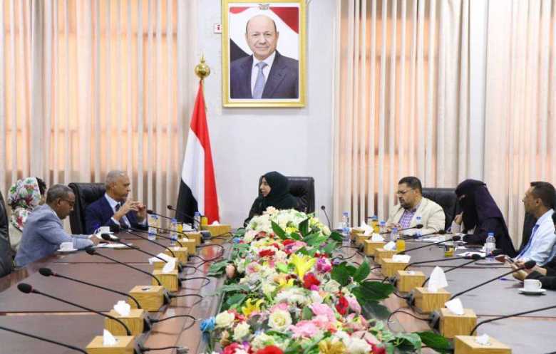 الحكومة اليمنية تبحث مع البنك الدولي توسيع دعم النقل والتجارة  