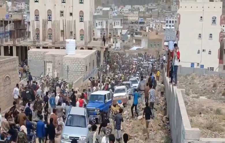الآلاف من أهالي مدينة دمت وزوارها يودعون القعقاع بعد انتشال جثته