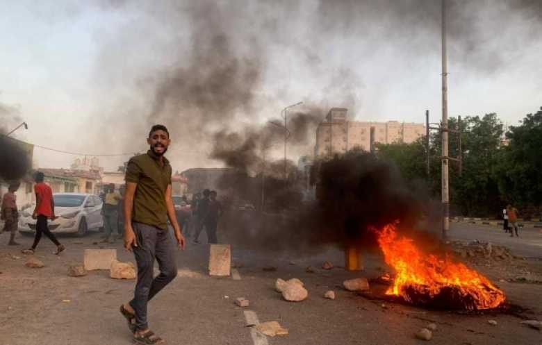 عدن بين لهيب الصيف وظلام الليل.. أزمة الكهرباء تتفاقم والغضب الشعبي يتصاعد