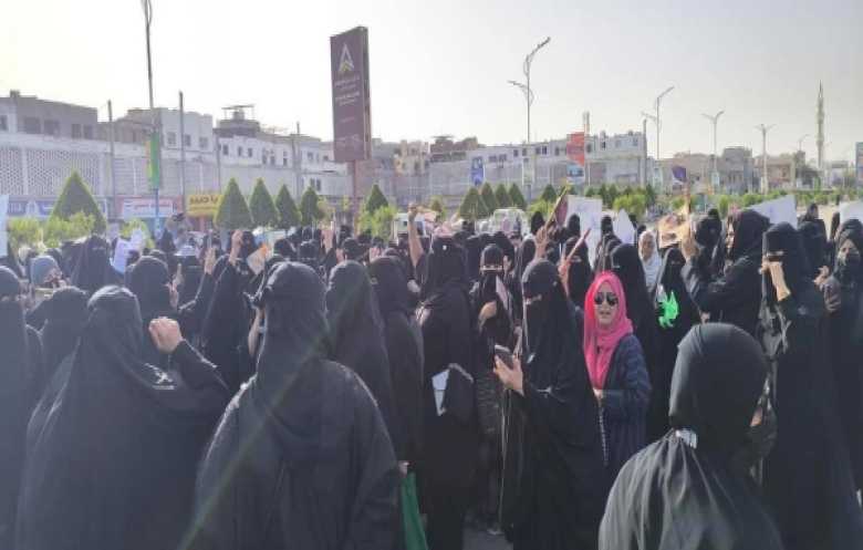 ثورة النساء في عدن: صوت الحق يعلو في وجه الإهمال