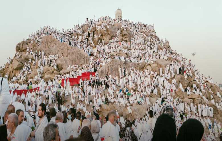 حجاج بيت الله يتوافدون إلى عرفات لأداء ركن الحج الأعظم