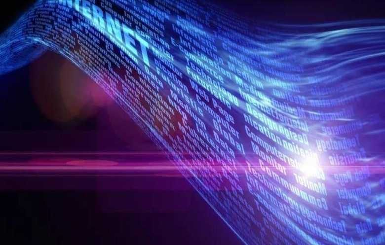 ابتكار جديد.. ليزر يسرّع الإنترنت 10 أضعاف الألياف الضوئية