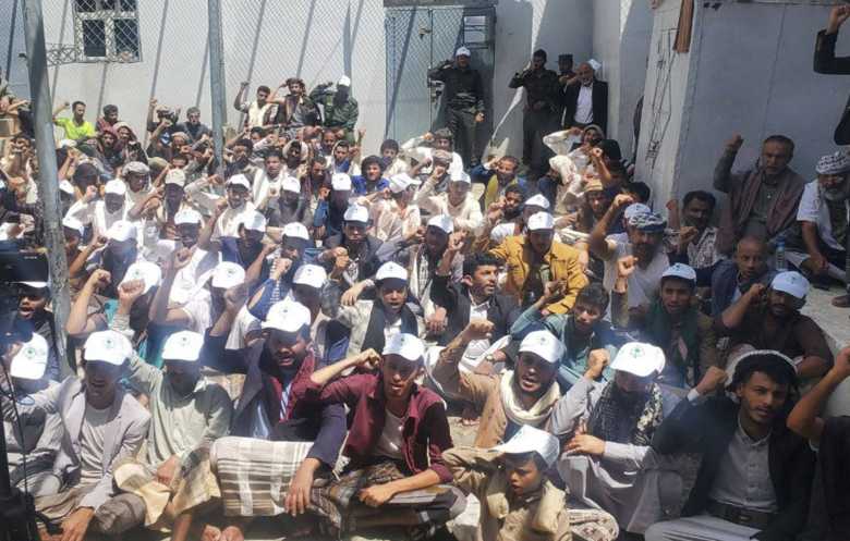 الحوثيون يجنِّدون عشرات السجناء في حجة مقابل إطلاقهم