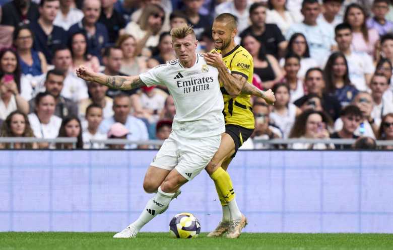 كروس يقدم دروساً لنجوم ريال مدريد: اعتزلت وهكذا تُلعب كرة القدم