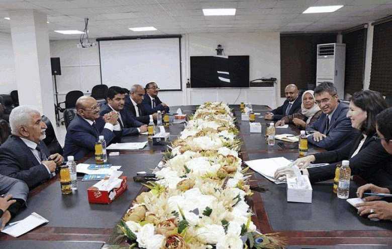 نقص الخدمات وتهاوي العملة يؤرقان الحكومة اليمنية