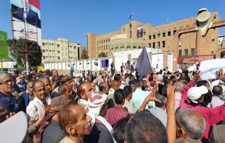 تعز: مظاهرة حاشدة للمعلمين للمطالبة بصرف الرواتب ومعالجة انهيار العملة