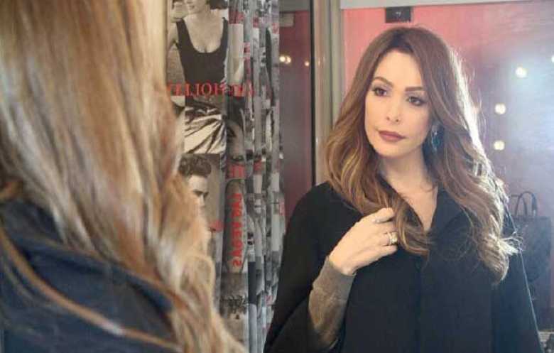 الفنانة أمل حجازي في اطلالة مفاجئة من دون حجاب