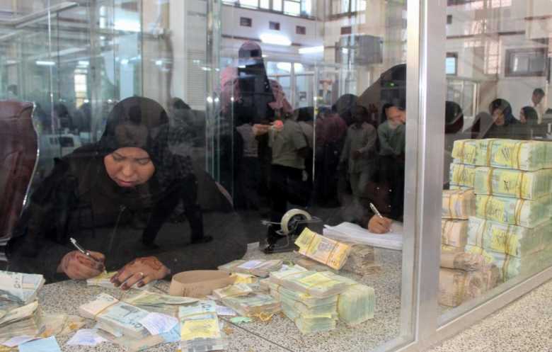 البنك المركزي يتكبد 2.4 مليار دولار لتغطية عجز الموازنة وتدهور قياسي جديد للريال