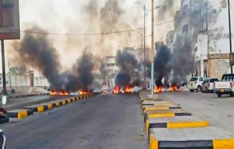 احتجاجات غاضبة في حضرموت تنديدا بتردي الأوضاع وانقطاع الكهرباء