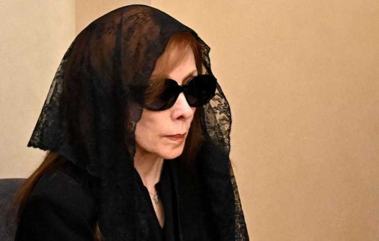 فيروز متشحة بالسواد في وداع ابنها زياد الرحباني على وقع ترتيلة “أنا الأم الحزينة”