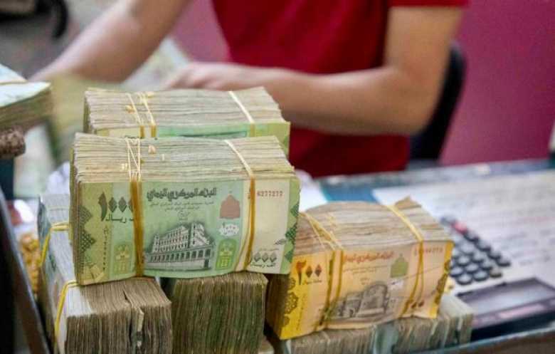الريال اليمني يستعيد ثلث قيمته وسط سعي حكومي لضبط الأسعار