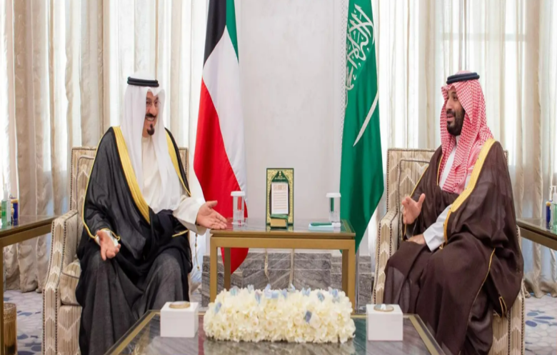 ولي العهد السعودي يجري مباحثات مع رئيس وزراء الكويت