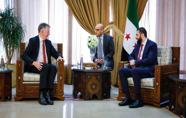 الرئيس الشرع يبحث مع مستشار الأمن القومي البريطاني العلاقات الثنائية 