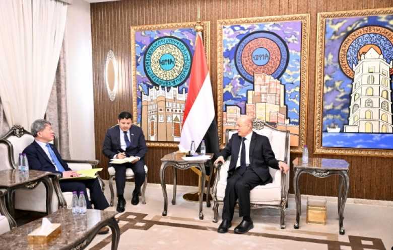 العليمي يدعو المجتمع الدولي لممارسة الضغوط على الحوثيين