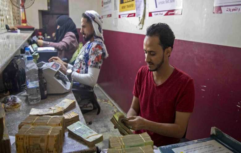 قلق في الأسواق اليمنية من تقلبات سعر الصرف