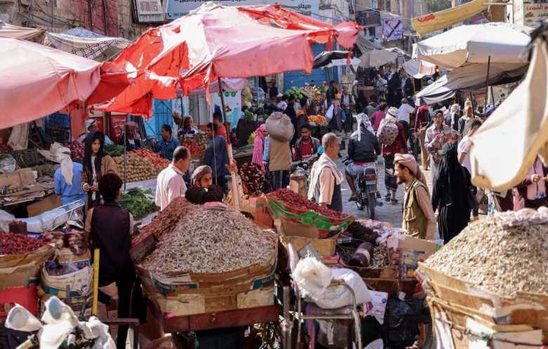 الحكومة اليمنية تمنع التعاملات والعقود التجارية والمالية بالعملة الأجنبية
