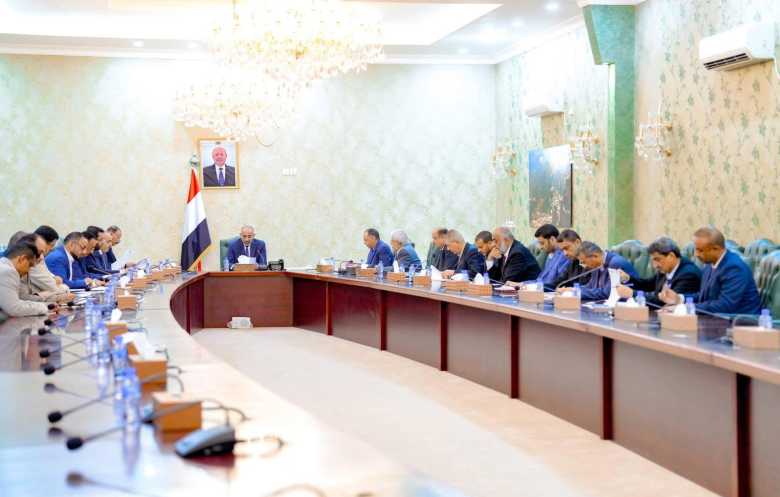 اليمن يحظر التعامل مع مئات الأشخاص والكيانات المرتبطة بالحوثيين