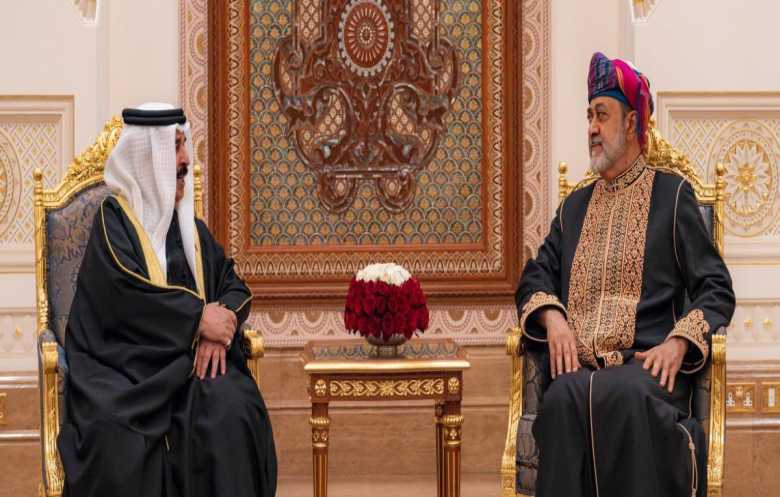 لقاء ودي يجمع سلطان عُمان وملك البحرين في صلالة