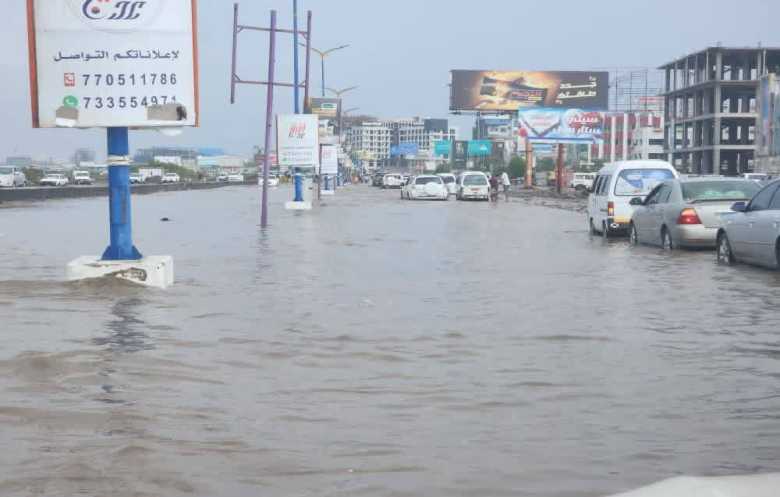جراء الأمطار.. خسائر بشرية ومادية كبيرة وقطع للطرقات بعدة محافظات يمنية