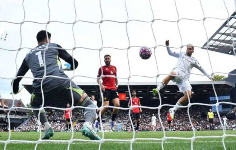 مانشستر يونايتد يواصل نزيف النقاط ويكتفي بالتعادل مع فولهام بالدوري الإنكليزي