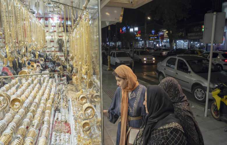 تراجع الذهب وسط ارتفاع الدولار والنفط