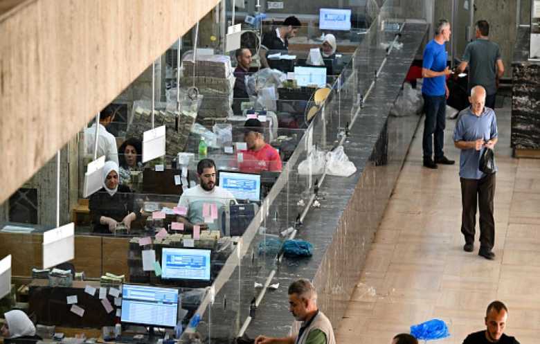 رفع العقوبات الأميركية عن سورية: عودة "سويفت" وصعود الليرة 30%