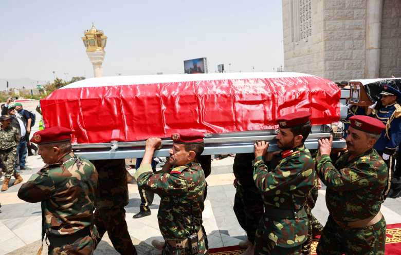 الحوثيون يصعّدون الهجمات بعد مقتل حكومتهم… وإسرائيل تتصدّى