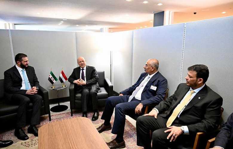 العليمي والشرع يبحثان تعزيز العلاقات الثنائية بين اليمن وسوريا