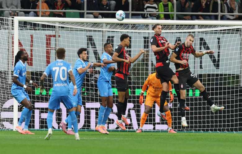 «الدوري الإيطالي»: ميلان يقفز إلى الصدارة بفوز مثير على نابولي