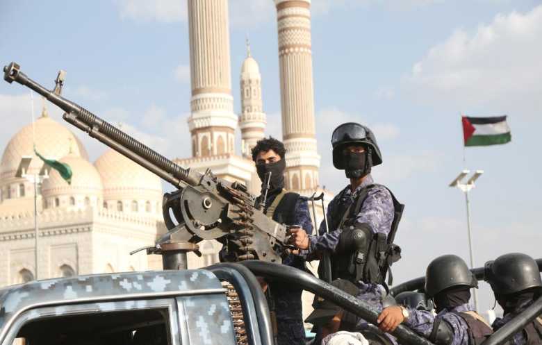 حملات الاعتقال الحوثية: تعميم الرعب ورفع العلم الوطني تهمة