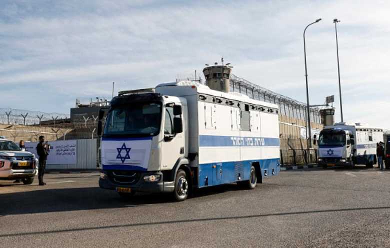 "إسرائيل" تبدأ بنقل أسرى فلسطينيين للإفراج عنهم