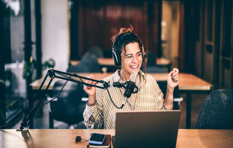 غزو الذكاء الاصطناعي للبودكاست... اضطرابٌ في صناعة هشة