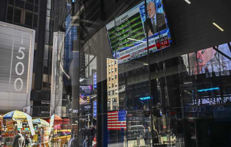 النفط والدولار يتراجعان والذهب يتجاوز 4300 دولار