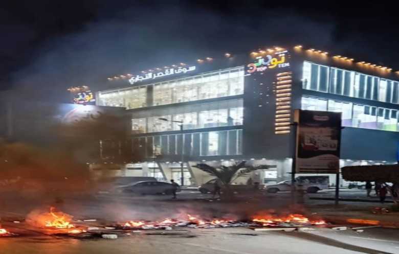 احتجاجات في عدن تنديدًا بانقطاع الكهرباء وتفاقم الأوضاع المعيشية