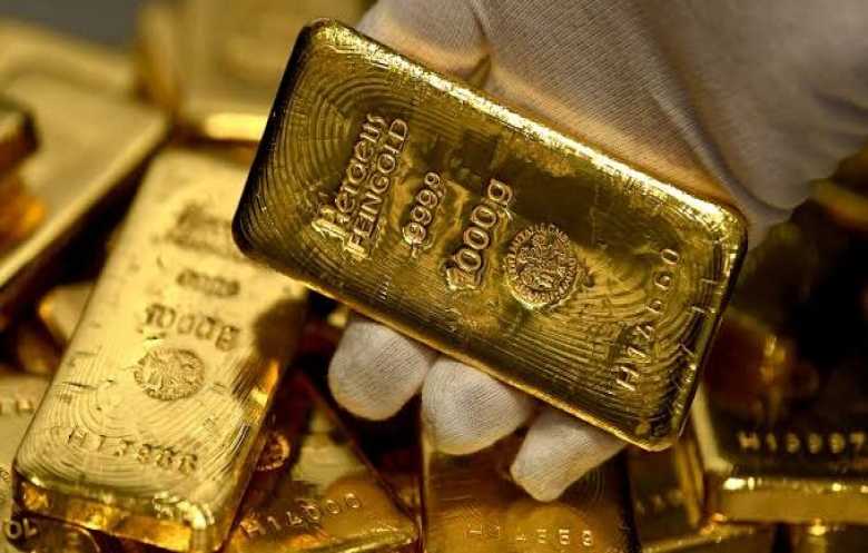 الذهب يتراجع والنفط يواصل مكاسبه