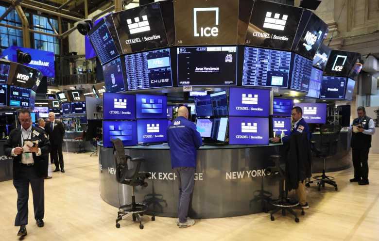 ارتفاع الذهب واستقرار الدولار وتراجع النفط