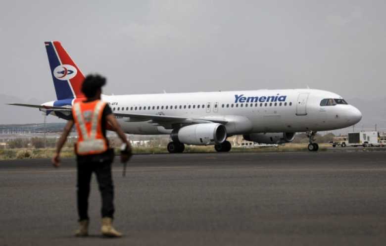 الحكومة اليمنية تُحذّر من تهديدات الحوثيين للطيران المدني