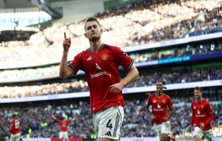 مانشستر يونايتد ينتزع التعادل مع توتنهام في الدوري الإنكليزي