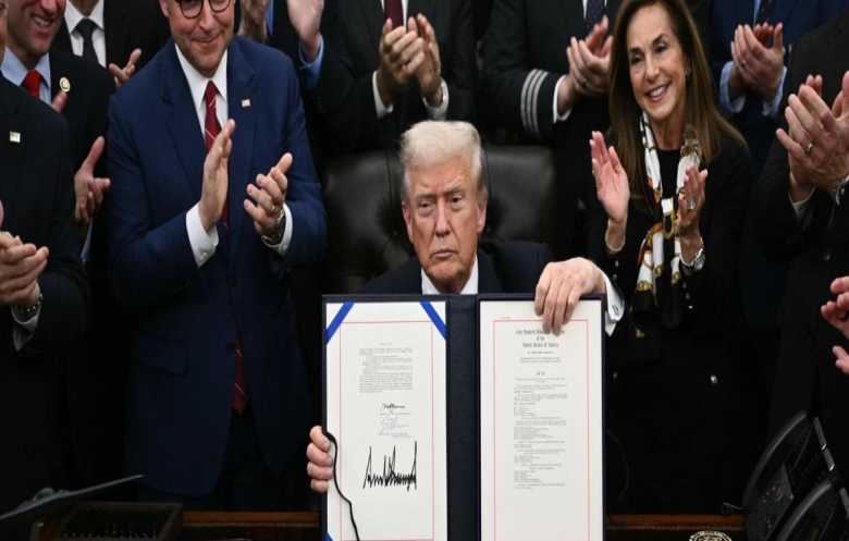 ترامب يوقّع قانوناً ينهي أطول إغلاق حكومي بتاريخ أمريكا