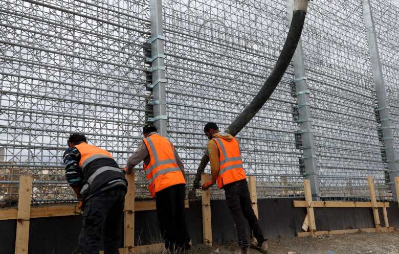 تل أبيب تضغط على بيروت بـ«الجدار» وتعتدي على «اليونيفيل»