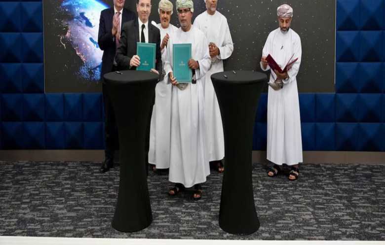 عُمان توقع اتفاقية لتصنيع أول قمر صناعي للاتصالات