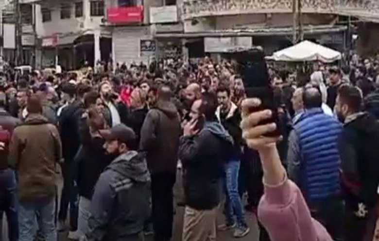 مظاهرات في اللاذقية احتجاجاً على أحداث حمص ومطالبة باللامركزية