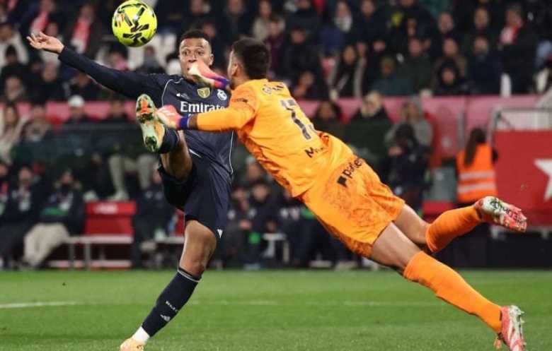 ريال مدريد يواصل نزيف النقاط ويهدي برشلونة صدارة الدوري الإسباني