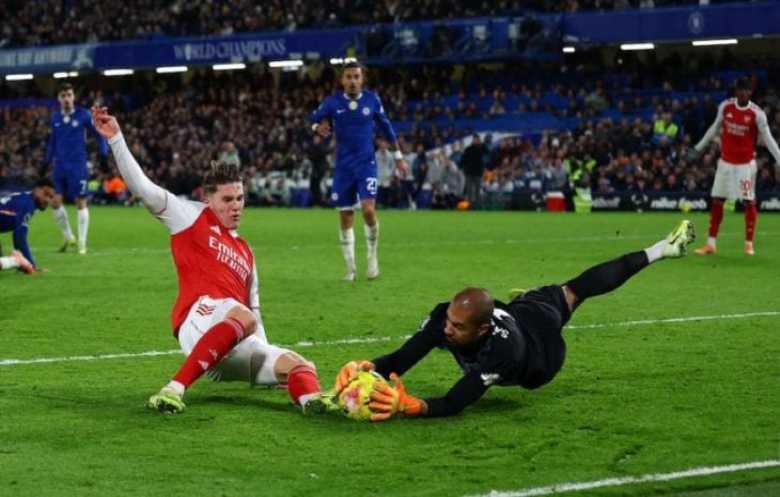 تشيلسي بعشرة لاعبين يتعادل مع أرسنال بالدوري الإنكليزي